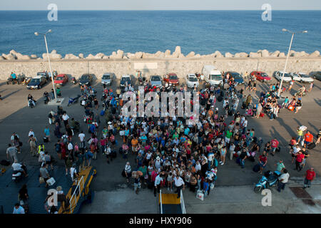 Blick von oben auf der Menge wartet eine Fähre im Hafen von Rhodos, dodecaneses Board, Griechenland Stockfoto