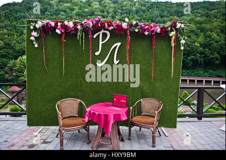 Hochzeit Foto Zone aus Kunstrasen, Blumen und große Buchstaben des Brautpaares Initialen. Stockfoto