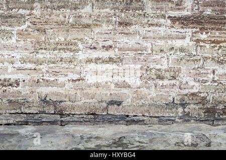 Alte Mauer aus Betonsteinen und Asphaltdecke, abstrakte leeren Innenraum Hintergrundtextur Stockfoto