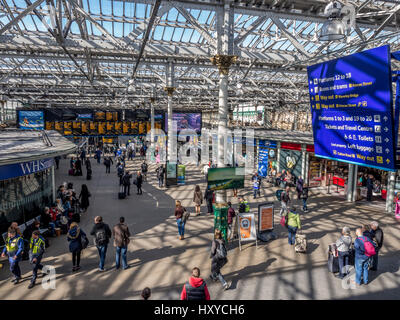 Edinburgh Waverley Station - Haupt-Bahnhofshalle mit Pendlern und Reisenden Stockfoto