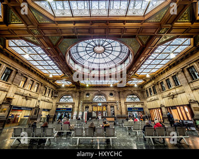 Edinburgh Waverley Station - restaurierte Kasse mit reich verzierten Decke Stockfoto