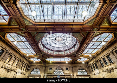 Edinburgh Waverley Station - restaurierte Kasse mit reich verzierten Decke Stockfoto