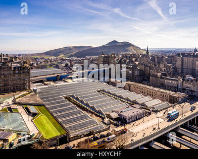 Edinburgh Waverley Station außen zeigt Waverley Bridge am westlich von Bahnhof und umfangreiche Glasdach über die Plattformen und Bahnhofshalle Stockfoto