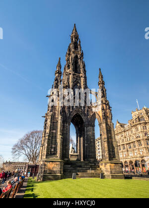 Das Scott Monument (in den Princes Street Gardens East) wurde von der Verkehrsverschmutzung durch die nahe gelegene Princes Street in Edinburgh verdunkelt. Stockfoto