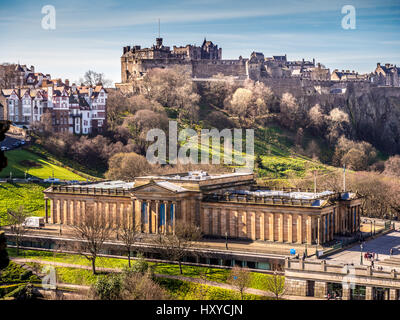 Luftaufnahme der Scottish National Gallery, mit East Princes Street Gardens im Vordergrund und Edinburgh Castle in der Ferne, Schottland, Stockfoto