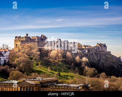 Edinburgh Castle mit Princes Street Gardens und der Scottish National Gallery im Vordergrund. Edinburgh, Schottland, Großbritannien. Stockfoto