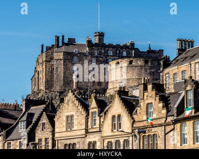 Blick vom Grassmarket in Richtung Edinburgh Castle, Edinburgh, Schottland, Großbritannien. Stockfoto