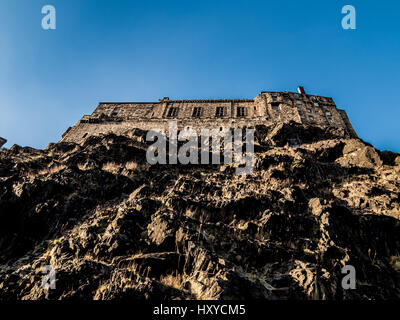 Castle Rock mit Blick auf Edinburgh Castle, Edinburgh, Schottland, Großbritannien. Stockfoto