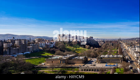 Erhöhte Ansicht der Scottish National Gallery und der Royal Scottish Academy mit Princes Street auf der rechten Seite und Edinburgh Castle in der Ferne. Stockfoto