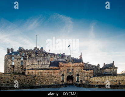 Eingang zum Edinburgh Castle und Half Moon Zinnen, Edinburgh, Schottland, Großbritannien. Stockfoto