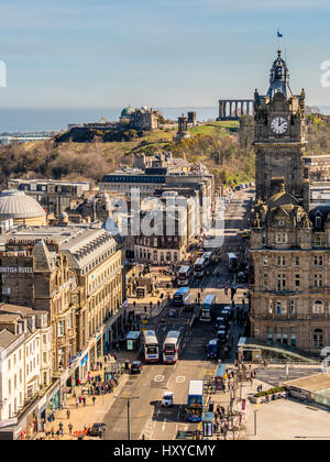 Luftaufnahme mit Blick nach Osten entlang der Princes Street in Richtung Balmoral Hotel mit dem Scottish National Monument auf Calton Hill in der Ferne. Edinburgh. Stockfoto