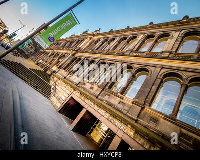 Abgewinkelte Aufnahme der Außenfassade des National Museum of Scotland, Edinburgh, Schottland. façade Stockfoto