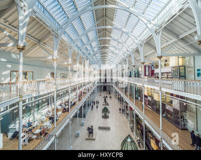 Atrium des National Museum of Scotland in Edinburgh, Schottland. Stockfoto