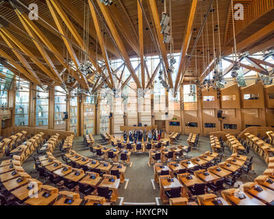 Das zeitgenössische Holzinterieur der Debattierkammer des schottischen Parlaments, Holyrood, Edinburgh, Schottland. Stockfoto