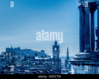 Blick über Edinburgh vom Calton Hill mit Dugald Stewart Monument, Edinburgh Castle und Balmoral Hotel Clocktower. Stockfoto