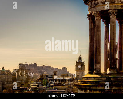 Blick über Edinburgh vom Calton Hill, eingerahmt vom Dugald Stewart Monument, mit Edinburgh Castle und Balmoral Hotel Clocktower in der Ferne. Stockfoto