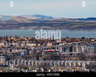 Wohnhäuser in Vororten von Edinburgh mit dem Firth of Forth in der Ferne. Schottland. Stockfoto