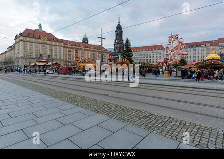 Dresden, Deutschland - 27. November 2015: Menschen genießen Weihnachtsmarkt in Dresden. Es ist Deutschlands älteste Weihnachtsmarkt - Striezelmarkt. Stockfoto