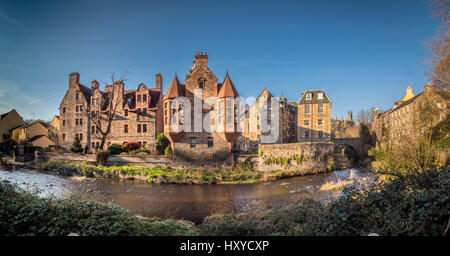 Weitwinkelansicht von Well Court, Dean Village, mit dem Wasser von Leith im Vordergrund, Edinburgh, Schottland. Stockfoto