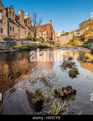 Wasser von Leith mit Brunnenhof im Dorf Dean in der Ferne. Edinburgh, Schottland. Stockfoto