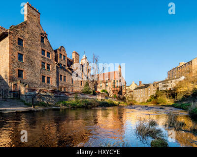 Sozialer Wohnungsbau aus dem 19.. Jahrhundert, Well Court in Dean Village, gelegen am Wasser von Leith, Edinburgh, Schottland. Stockfoto