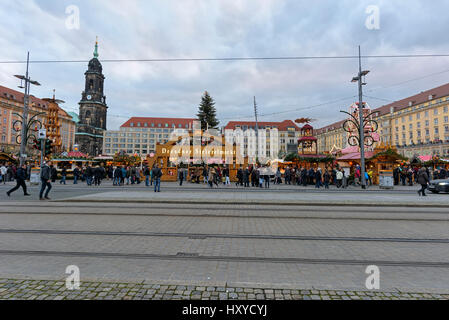 Dresden, Deutschland - 27. November 2015: Menschen genießen Weihnachtsmarkt in Dresden. Es ist Deutschlands älteste Weihnachtsmarkt - Striezelmarkt. Stockfoto