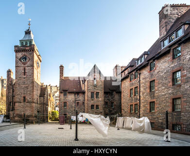 Wäschetrocknung an Wäscheleinen im Gemeinschaftshof bei Well Court, Dean Village, Edinburgh, Schottland. Stockfoto