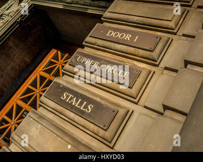 Schilder am Eingang zum Usher Hall, Edinburgh, Schottland. Stockfoto