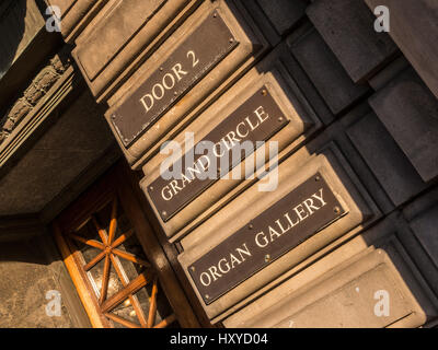 Schilder am Eingang zum Usher Hall, Edinburgh, Schottland. Stockfoto