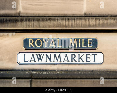 Die Royal Mile und der Lawnmarket sind an einem Gebäude in der schottischen Altstadt von Edinburgh zu sehen. Stockfoto