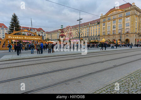 Dresden, Deutschland - 27. November 2015: Menschen genießen Weihnachtsmarkt in Dresden. Es ist Deutschlands älteste Weihnachtsmarkt - Striezelmarkt. Stockfoto