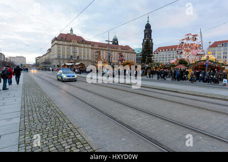 Dresden, Deutschland - 27. November 2015: Menschen genießen Weihnachtsmarkt in Dresden. Es ist Deutschlands älteste Weihnachtsmarkt - Striezelmarkt. Stockfoto