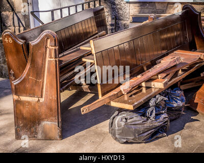 Geretteten Kirchenbänke in Stapeln Stockfoto