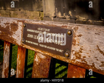 Plaque auf Parkbank, Princes Street Gardens, Edinburgh: Edinburgh Beatles Appreciation Society. John Lennon 1940-1980 Stockfoto