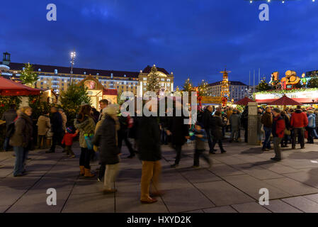 Dresden, Deutschland - 27. November 2015: Menschen genießen Weihnachtsmarkt in Dresden. Es ist Deutschlands älteste Weihnachtsmarkt - Striezelmarkt. Stockfoto