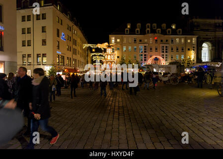 Dresden, Germany - November 27, 2015: Christmas market in Dresden. Christmas Market - Traditionellen Weihnachtsmarkt an der Frauenkirche . Stockfoto