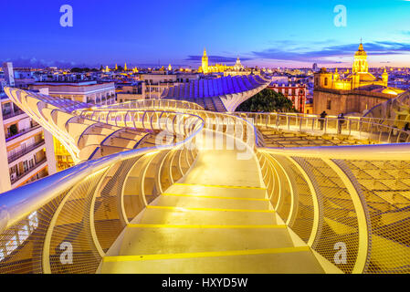 Von der Spitze des Raumes Metropol Parasol (Setas de Sevilla) haben den besten Blick auf die Stadt von Sevilla, Spanien. Es bietet einen einzigartigen Blickwinkel über th Stockfoto