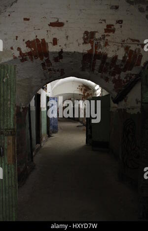 Paterei Gefängnis in Tallinn ist eine alte sowjetische Gefängnis stattfindenden verschiedene Opfer des Kommunismus und des Nationalsozialismus.  Bereiche des Gefängnisses sind offen wie Galerien. Stockfoto