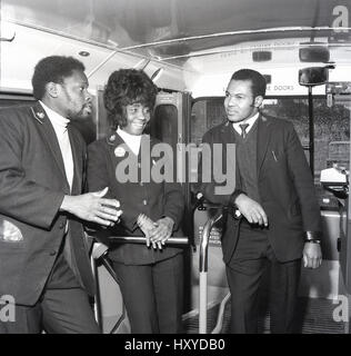 1970er Jahren bus historische, auf eine Pause drei Crew von Karibischer Herkunft, Chat zusammen in einen Bus an die neuen Cross Bus Depot, Lewisham, London, England, UK. Stockfoto