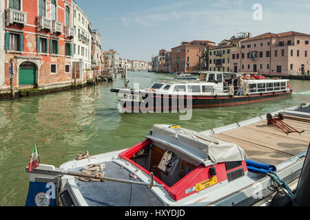 Vaporetto (Wasserbus) am Canal Grande in Venedig. Stockfoto