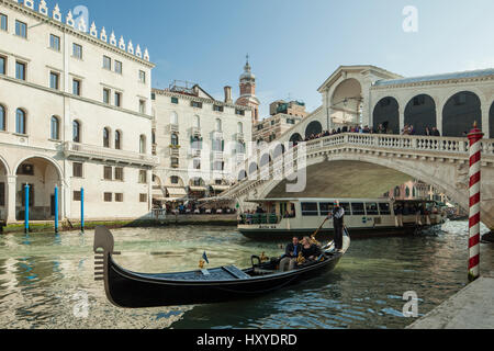 Frühling Nachmittag an der Rialto Brücke über den Canal Grande, Venedig, Italien. Stockfoto