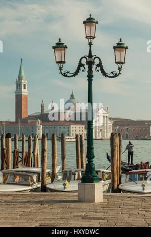 Frühlings-Nachmittag im Sestiere San Marco, Venedig, Italien. Kirche San Giorgio Maggiore in der Ferne. Stockfoto