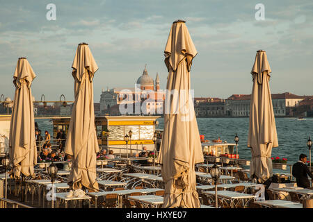 Sonnenuntergang in Dorsoduro Viertel von Venedig. Santissimo Redentore Kirche auf der Giudecca-Insel in der Ferne. Stockfoto