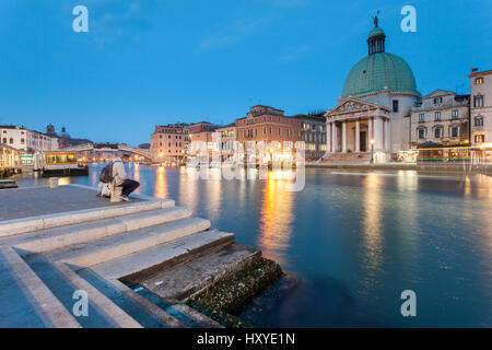 Nacht fällt auf den Canal Grande in Venedig, Italien. Berühmte Kuppel von San Simeone Piccolo. Stockfoto