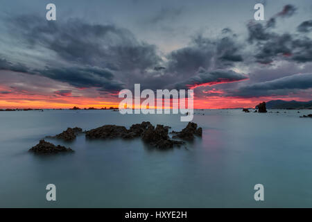 Sonnenaufgang am Strand eine in Noja, Kantabrien Stockfoto