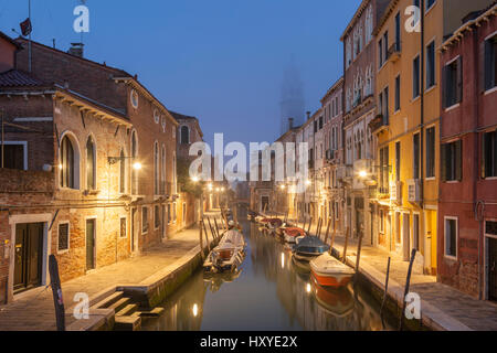 Nebligen Morgen im Sestiere von Dorsoduro, Venedig. Stockfoto