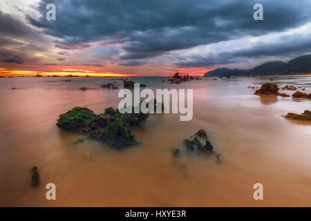 Sonnenaufgang am Strand eine in Noja, Kantabrien Stockfoto