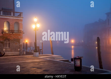 Nebligen Morgen am Canal Grande im Sestiere Dorsoduro, Venedig, Italien. Stockfoto