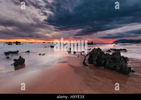 Sonnenaufgang am Strand eine in Noja, Kantabrien Stockfoto