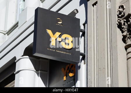 Y-3 Shop anmelden Greene Street in einem sonnigen Tag in New York. Y-3 Marke ist eine Zusammenarbeit zwischen dem Designer Yohji Yamamoto und Adidas Stockfoto